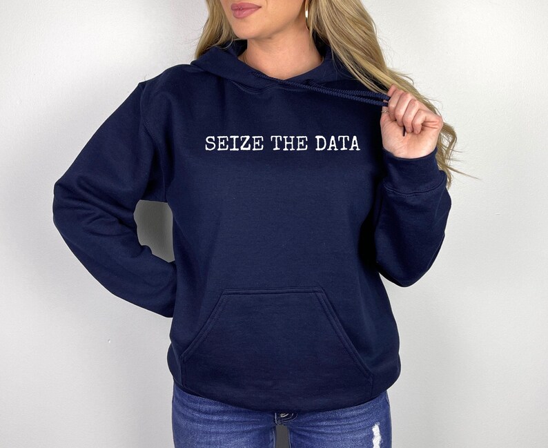 K&ouml;nnte beinhalten: Ein marineblauer Hoodie mit einem wei&szlig;en Aufdruck, der "Seize the Data" lautet.