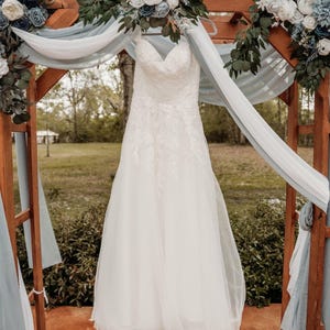 size 6 David’s Beidal Wedding dress