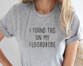 Puede incluir: Una camiseta gris con el texto "I found this on my floordrobe" impreso en la parte delantera.
