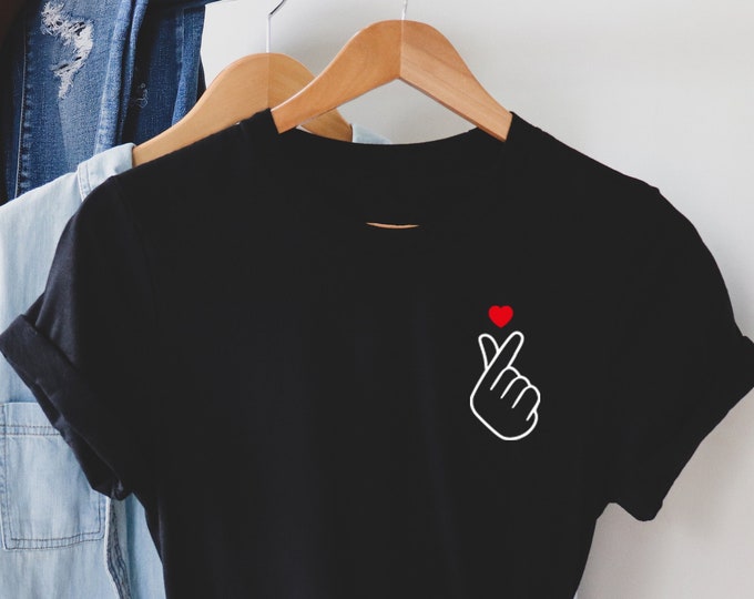 T-shirt coréen de symbole d'amour de doigt, coeur de doigt coréen, Kpop, joli tee-shirt K-Pop, chemise k-pop, chemise kpop, Finger Heart Tee. Pour lui et pour elle