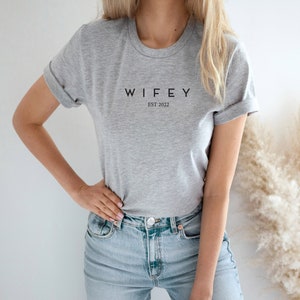 WIFEY est 2022, HUBBY est 2022 T Shirt, Verlobungsgeschenk, Hochzeitsgeschenk, Verlobungsgeschenk, Verlobungsgeschenk, Hochzeitsgeschenk Grey-black print