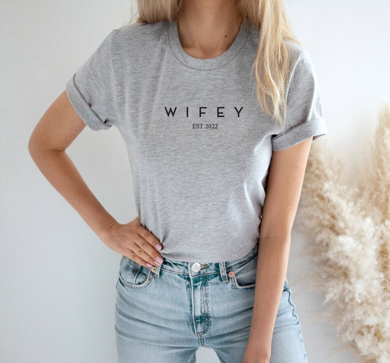 WIFEY est 2022, HUBBY est 2022 T Shirt, Verlobungsgeschenk, Hochzeitsgeschenk, Verlobungsgeschenk, Verlobungsgeschenk, Hochzeitsgeschenk Grey-black print