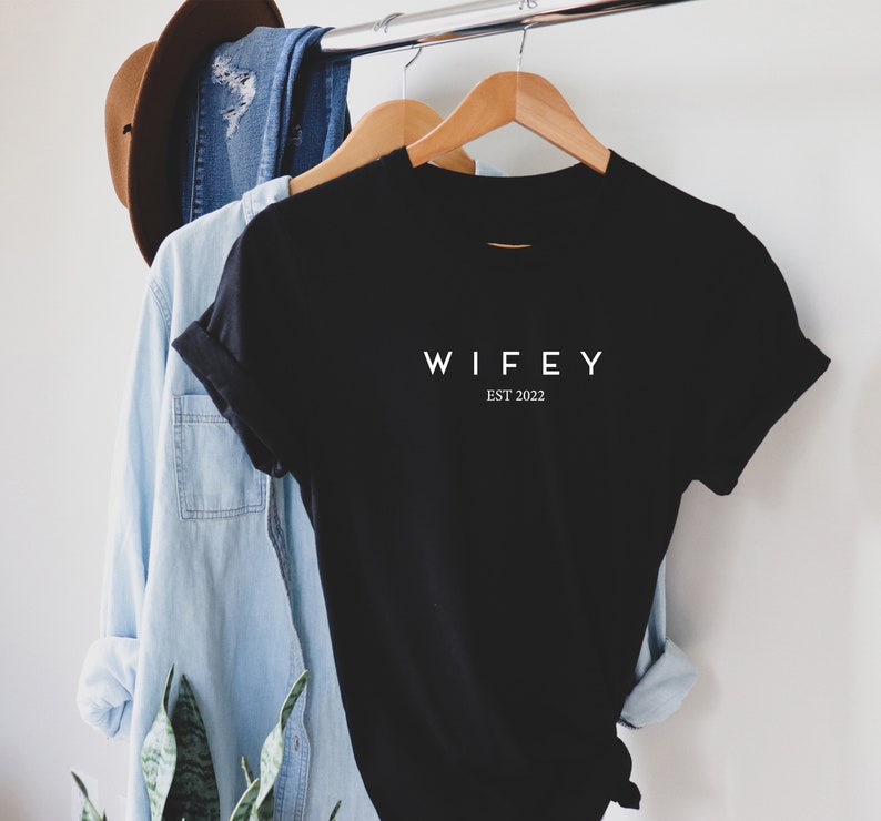 WIFEY est 2022, HUBBY est 2022 T Shirt, Verlobungsgeschenk, Hochzeitsgeschenk, Verlobungsgeschenk, Verlobungsgeschenk, Hochzeitsgeschenk Black-white print