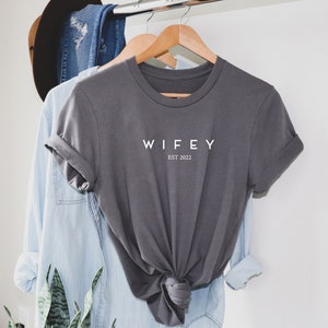 WIFEY est 2022, HUBBY est 2022 T Shirt, Verlobungsgeschenk, Hochzeitsgeschenk, Verlobungsgeschenk, Verlobungsgeschenk, Hochzeitsgeschenk Charcoal-white print