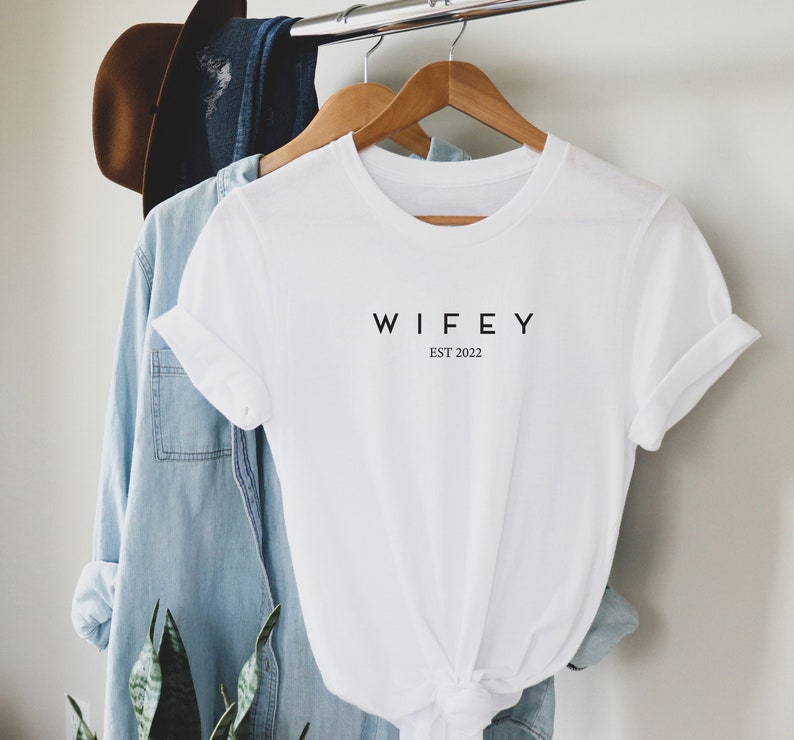 WIFEY est 2022, HUBBY est 2022 T Shirt, Verlobungsgeschenk, Hochzeitsgeschenk, Verlobungsgeschenk, Verlobungsgeschenk, Hochzeitsgeschenk White-black print