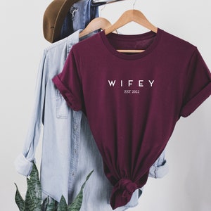 WIFEY est 2022, HUBBY est 2022 T Shirt, Verlobungsgeschenk, Hochzeitsgeschenk, Verlobungsgeschenk, Verlobungsgeschenk, Hochzeitsgeschenk Maroon-white print