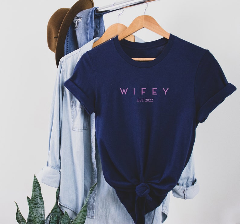 WIFEY est 2022, HUBBY est 2022 T Shirt, Verlobungsgeschenk, Hochzeitsgeschenk, Verlobungsgeschenk, Verlobungsgeschenk, Hochzeitsgeschenk Navy-pink print