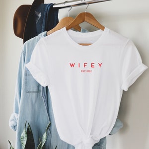 WIFEY est 2022, HUBBY est 2022 T Shirt, Verlobungsgeschenk, Hochzeitsgeschenk, Verlobungsgeschenk, Verlobungsgeschenk, Hochzeitsgeschenk White-red print