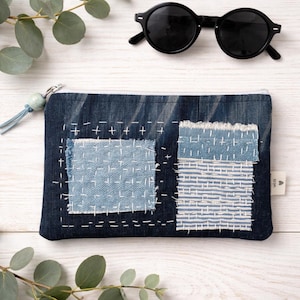 Pochette in denim riciclato con ricamo sashiko – astuccio patchwork eco-friendly, pezzo unico handmade
