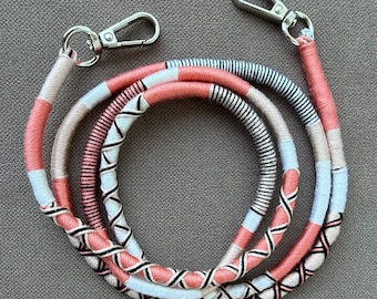 Cordón para teléfono móvil hecho a mano en color coral y crudo: correa para el cuello con cordón enrollado