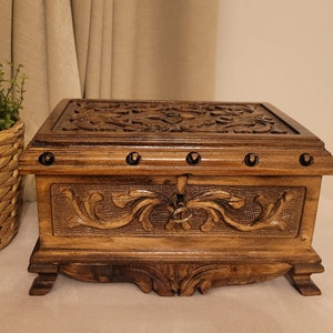 Portagioie fatto a mano con lucchetto segreto e chiave, baule portaoggetti in noce intagliato, scatola di legno vintage, scatola dei ricordi, baule del tesoro
