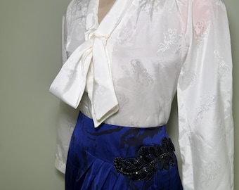 70s White Pussy Bow Blouse | Vintage Eva Palm Beach | Jacquard Bird Secretary Shirt | Sz XS