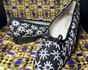 Vintage 90s Y2K Delman Embroidered Daisy Ballet Flats | Black & White Mod Revival Whimsigoth Low Block Heels Shoes | Made in Spain Sz 8.5 M