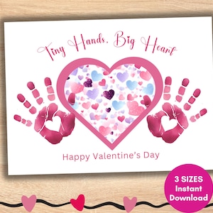Puede incluir: Una tarjeta de San Valentín imprimible con un corazón rosa lleno de corazones más pequeños de color rosa, morado y azul. El texto "Tiny Hands, Big Heart" está sobre el corazón y "Happy Valentine's Day" está debajo del corazón. Dos huellas de manos rosas están a cada lado del corazón.