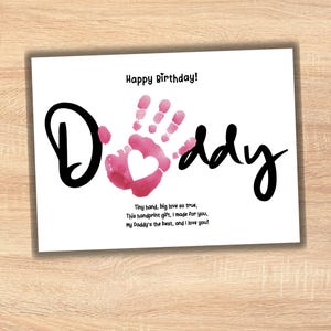 Feliz cumpleaños papá. Arte con huellas de manos, regalo de recuerdo hecho por los niños, tarjeta de recuerdo, tarjeta personalizada imprimible para preescolares, manualidad divertida para papá.