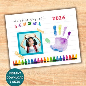 Manualidad con huella de mano para el primer día de clases (recuerdo), 2026. Arte con foto de huella de mano para el regreso a clases para niños, bebés y preescolares. Actividad imprimible.