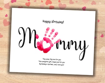 Op de afbeelding: Een witte kaart met roze handafdruk kunst en de woorden "Happy Birthday! Mommy" in zwart. De kaart bevat de tekst "Kleine hand, grote liefde voor jou. Dit handafdruk cadeau, speciaal voor jou gemaakt. Mijn Mama is de beste, en ik hou van je!"