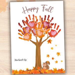 Puede incluir: Una tarjeta blanca con el texto "Happy Fall" impreso en negro. Un árbol de huellas de manos con hojas naranjas, rojas y amarillas se encuentra en el centro de la tarjeta. Una pequeña ardilla se encuentra en la parte inferior del árbol. La tarjeta tiene el texto "Handmade by" en la parte inferior.