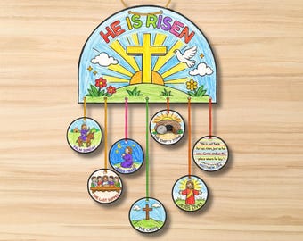 Può includere: Un colorato ornamento da parete a tema pasquale con la scritta "HE IS RISEN" sopra una croce, un sole e una colomba. Sotto, illustrazioni circolari raffigurano scene della storia della Pasqua, tra cui la Domenica delle Palme e il sepolcro vuoto.