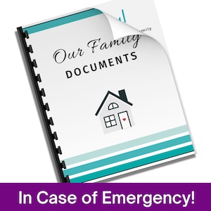 Puede incluir: Una carpeta de color azul verdoso y blanco con el texto "Our Family Documents" y un icono de casa con un corazón rojo en la puerta. La carpeta tiene una encuadernación de tres anillos negra.