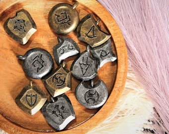 Llavero/dije/collar de resina con piedra de metal, hecho a mano, pintado a mano, regalo