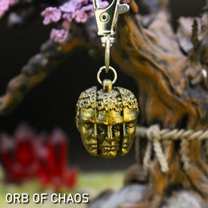 Porte-clés boule fait main en résine du chaos : cadeau pour gamer