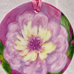 Cancro al seno, l&#39;opera d&#39;arte di peonia rosa è stampata su entrambi i lati di questo ornamento in ceramica. Regalo unico con opere d&#39;arte originali.