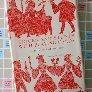 „Tricks und Stunts mit Spielkarten: Plus Spiele von Solitaire“ von Joseph Leeming. Der Schutzumschlag verlangt, dass gezeigt werden!