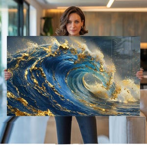 Può includere: Una grande stampa rettangolare su tela raffigurante un'onda oceanica dinamica. L'onda è resa in tonalità di blu e oro, con dettagli intricati e un senso di movimento. L'opera d'arte ha una finitura lucida.