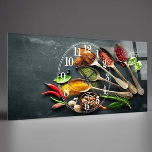 Übergroße Wanduhr aus gehärtetem Glas, Küchen-Thema, personalisierte Kunst (50 x 100 cm)
