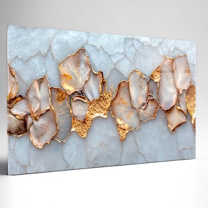 Puede incluir: Arte mural abstracto con un fondo azul claro y detalles de pan de oro. El diseño incorpora formas de pétalos y elementos dorados texturizados, creando una estética lujosa y artística. La obra de arte tiene forma rectangular.
