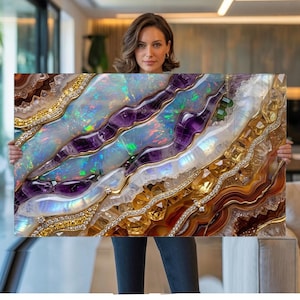 Op de afbeelding: Een rechthoekig wandkunstwerk met een levendig, meerlaags abstract ontwerp dat het uiterlijk van gesneden agaat en edelsteengeoden nabootst. De compositie toont wervelende banden van iriserend wit, dieppaars en warme amberkleurige tinten, geaccentueerd door sprankelende goudkleurige lijnen en ingebedde kristallijne texturen die een gevoel van diepte en geologische complexiteit creëren.