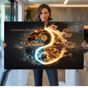 Può includere: Una stampa artistica da parete rettangolare raffigurante un simbolo yin e yang composto da elementi contrastanti. Il lato sinistro mostra vivaci fiamme arancioni e spruzzi d'acqua blu, mentre il lato destro mostra fumo dorato vorticoso e vapore.