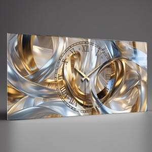 Op de afbeelding: Een rechthoekige wandklok met een abstract goud- en zilverontwerp. De klok heeft Romeinse cijfers en gouden wijzers. De achtergrond heeft wervelende gouden en zilveren linten.