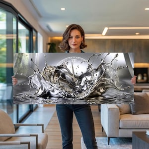Könnte beinhalten: Rechteckiger Wandkunstdruck mit einem Uhrdesign mit silbernem Flüssigkeitsspritzeffekt. Das Zifferblatt ist weiß mit römischen Ziffern. Das Kunstwerk hat eine moderne, metallische Ästhetik.