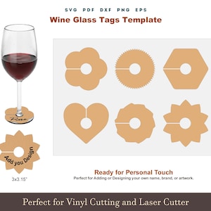 Könnte beinhalten: Ein Weinglas mit roter Flüssigkeit steht neben einer Reihe von beigefarbenen Weinglas-Anhängern in verschiedenen Formen. Die Anhänger sind für die Personalisierung gedacht. Der Text auf dem Bild lautet "Wine Glass Tags Template" und "Perfect for Vinyl Cutting and Laser Cutter".