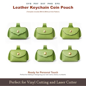 Peut inclure: Six petits porte-monnaie en cuir vert clair avec des fermetures à bouton dorées. Chaque pochette a une petite boucle en haut. Le texte en haut indique "Leather Keychain Coin Pouch". Le texte en bas indique "Perfect for Vinyl Cutting and Laser Cutter".