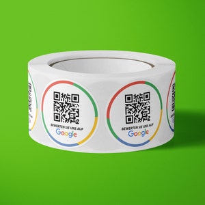 Könnte beinhalten: Eine Rolle weißer Aufkleber mit rotem, gelbem und blauem Rand. Jeder Aufkleber hat einen schwarz-weißen QR-Code und den Text "BEWERTEN SIE UNS AUF Google" in Schwarz.