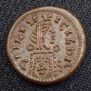 Peut inclure: Une tasse en céramique blanche avec une anse noire et le texte "But First, Coffee" dans un style manuscrit. La tasse est posée sur une surface blanche. La tasse mesure environ 10 cm de haut.