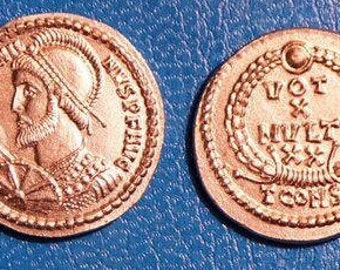 Reproduktionen antiker Münzen, die Julian II. 362–363 n. Chr. in Arles prägte. J.C