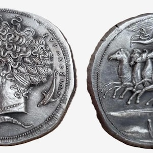 El escalpador de Cédric Rossi - Reproducción de un decadracma griego de Siracusa, moneda de Aretusa firmada por Kimon, Antigua Grecia