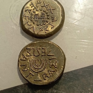 Puede incluir: Un letrero de madera rústica con el texto "Welcome to our home" en letras blancas. El letrero presenta un acabado envejecido y un diseño simple y acogedor, ideal para un porche o entrada.