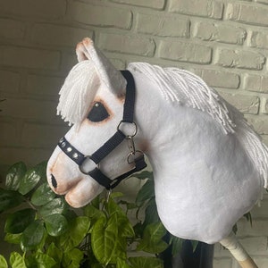 Realistyczny tani koń Hobby biały / stickhorse z uzdą i wodzami + kij + akcesoria