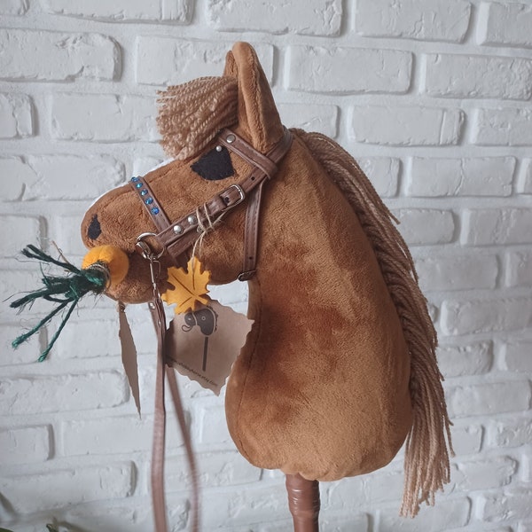 New realistic hobby horse / CHESTNUT / stick horse + bridle with reins + treat