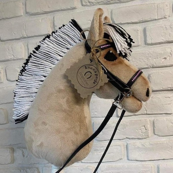 Hobby Horse réaliste pas cher Fjord / stickhorse avec bride et rênes + bâton + accessoires