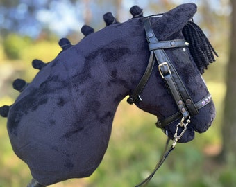 Konik Hobby Horse Black – realistyczny A3, ręcznie robiony konik z patyczków z uzdą i marchewką