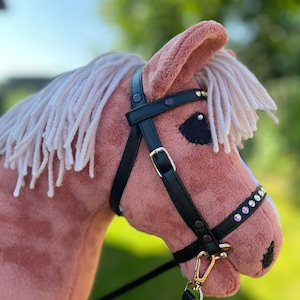 A hobby horse with a beautiful RED DUN color. Cheap horse complete with bridle and reins + treat (carrot)
