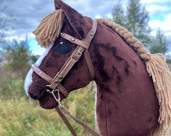 Cavallo da caccia baio fatto a mano con briglia e carota – Formato A3 realistico