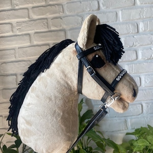 Caballo de juguete amarillo Dun – Caballo de palo hecho a mano con brida y zanahoria