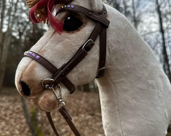 Cavallo da passeggio fatto a mano: cavallo andaluso color crema con briglia e carota